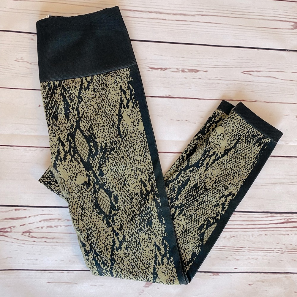 Fabletics snakeskin seamless 7/8 stripe athletic leggings NWT size S XS